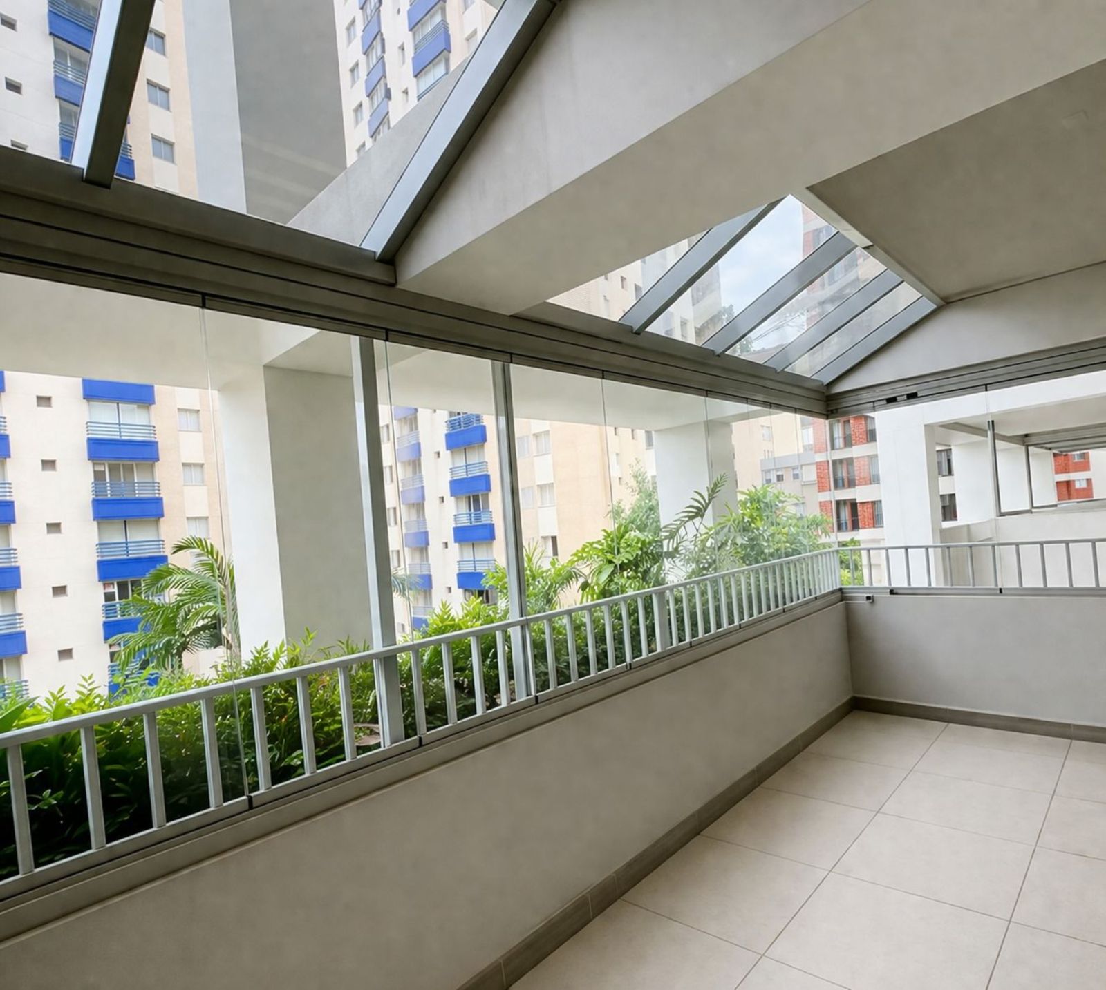 Cobertura de vidro residencial com estrutura em alumínio